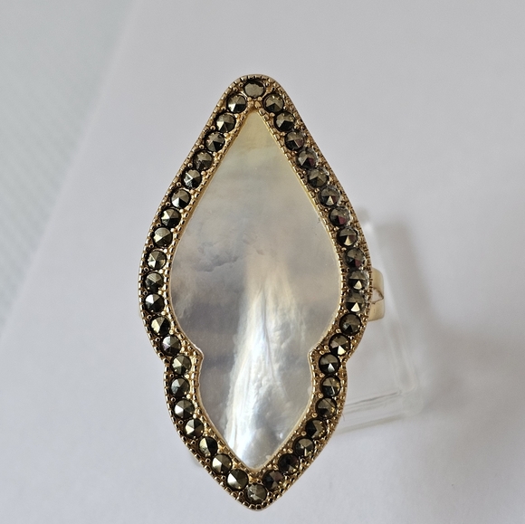 BBJ Jewelry - Vintage Style Mother of Pearl with Marcasites Ring 18k/925 Size 7!